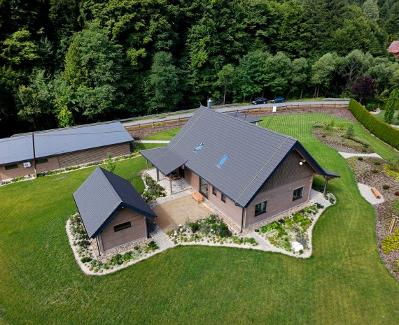 Pohled z ptačí perspektivy na komplex srubových staveb