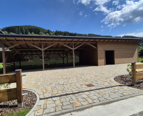 Dřevěné stání pro auta