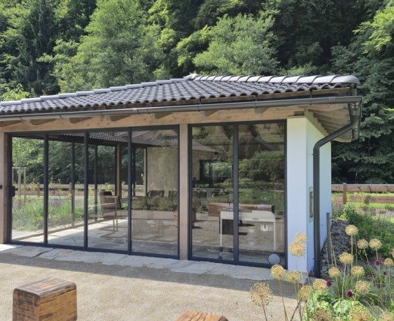 Pohled na prosklennou pergolu