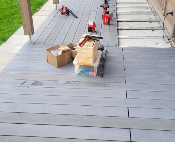 Hlavní část terasy u srubu Frenštát