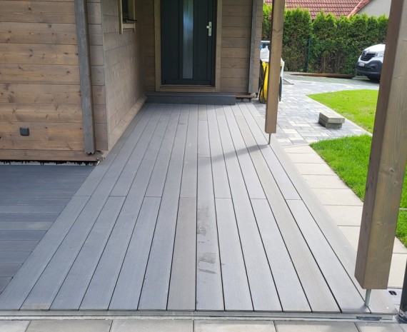 Boční část terasy u srubu Frenštát